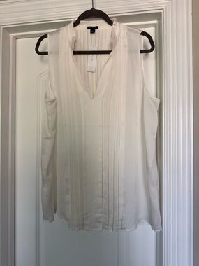 Ann Taylor Sleeveless Pleated V-Neck Top in Off-White